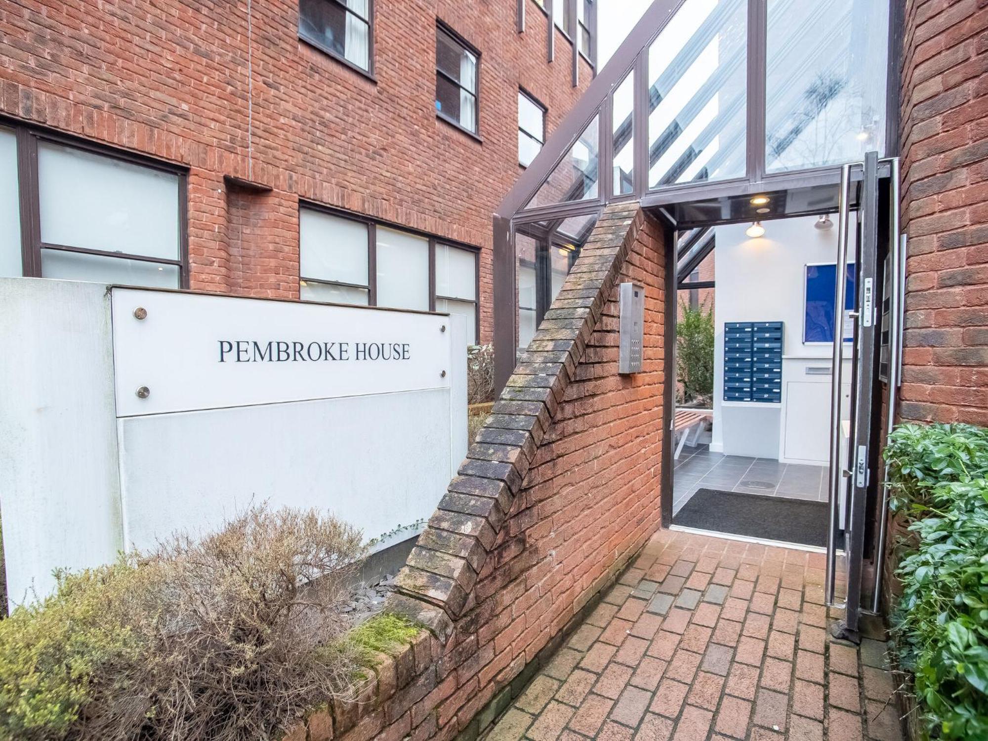 Pembroke House Apartments Exeter For Families Business Relocation Free Parking المظهر الخارجي الصورة